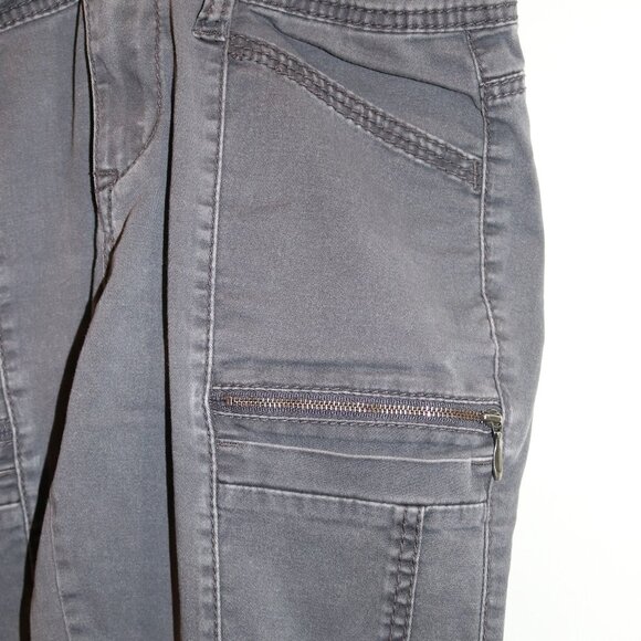 Juniors/women's Union Bay Cargo pants, light gray, size 9. - Picture 2 of 4